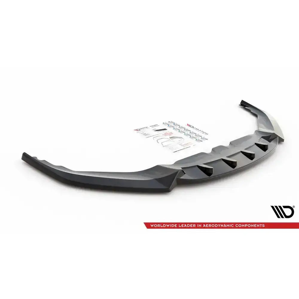 Front lip til BMW 8 Serie Coupe G15, sort plast, skrå forfra med monteringsutstyr bak.