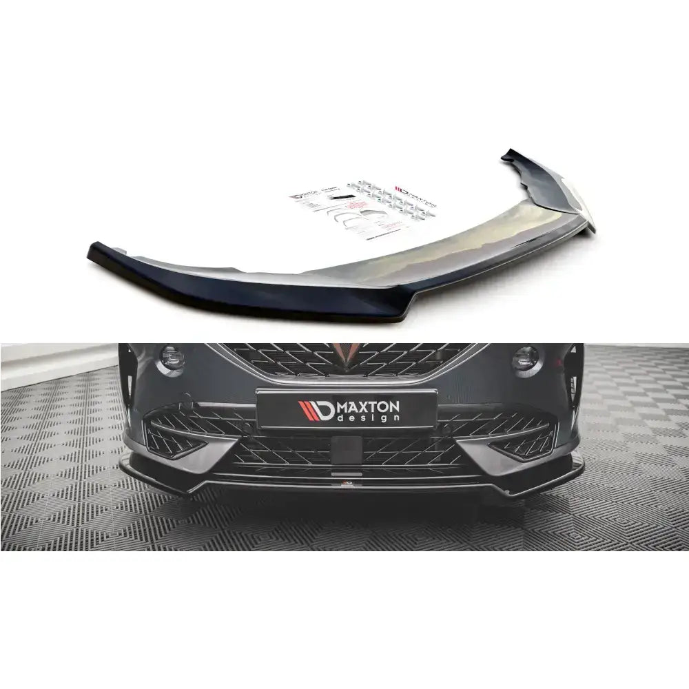 Frontleppe V.3 Cupra Formentor svart plastspoiler med monteringsutstyr og montert på bilfront.