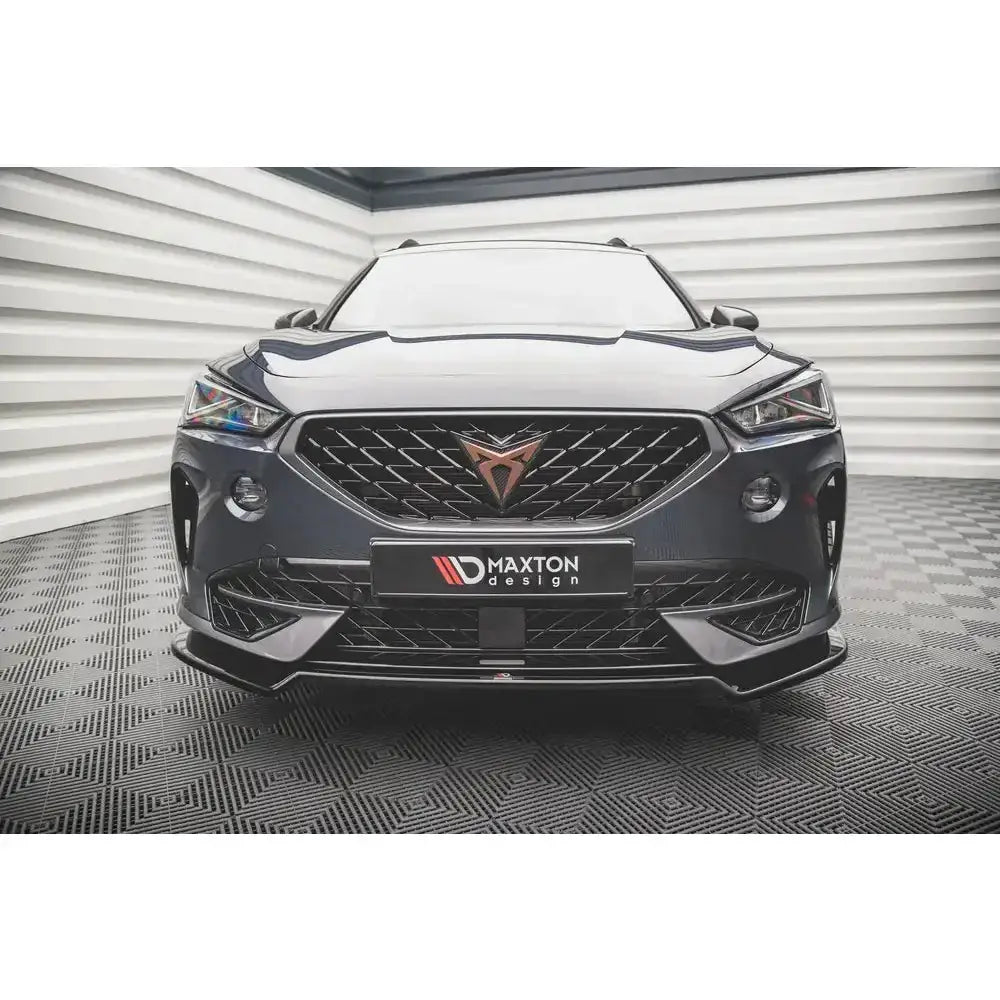 Frontsplitter på mørk grå Cupra Formentor med sort grill og kobberemblem, sett rett forfra.