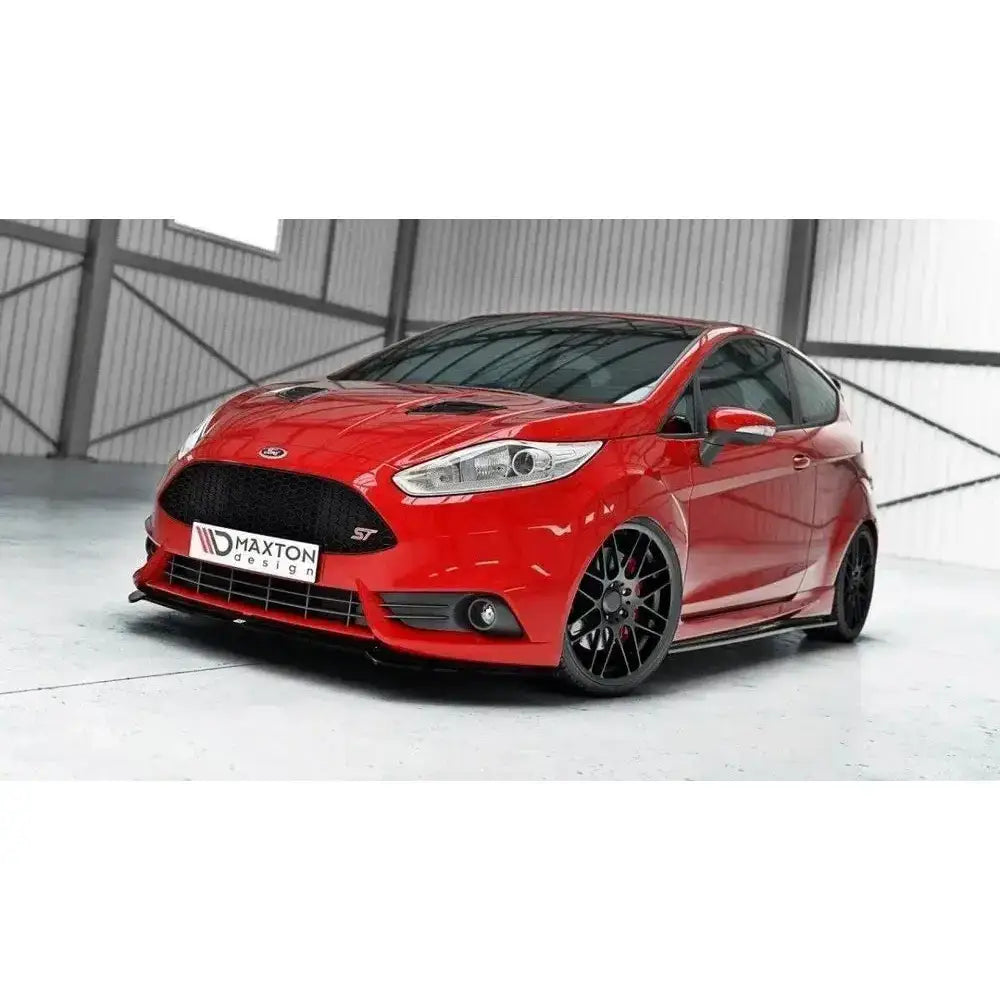 Frontspoiler på rød Ford Fiesta Mk7 St Facelift 2013-16 med sorte detaljer, sett fra venstre forhjørne.
