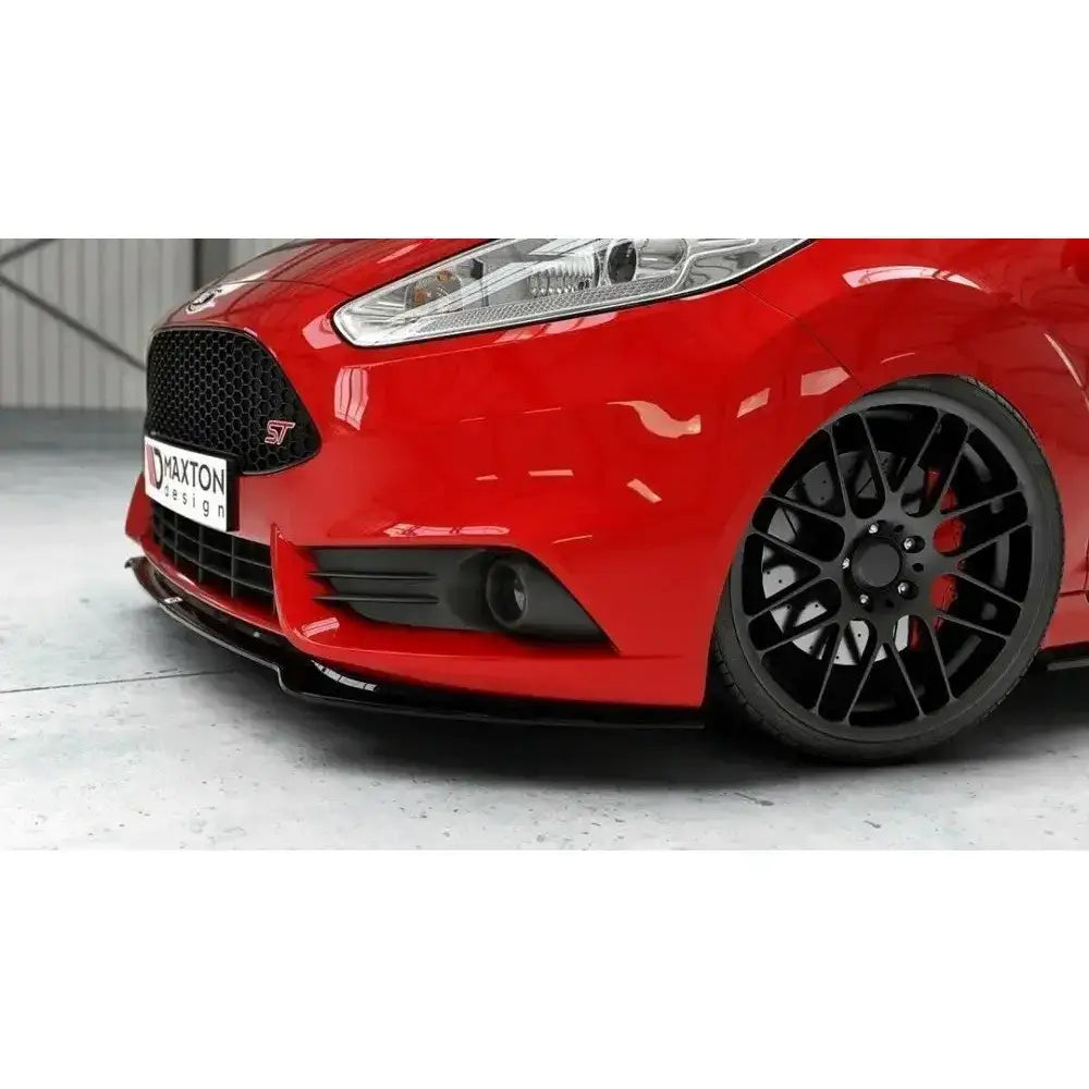 Front lip på Ford Fiesta Mk7 ST Facelift 2013-16, sort frontleppe på rød bil fra lav vinkel.