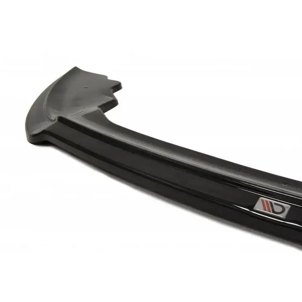 Frontspoiler til Ford Fiesta Mk7 ST Facelift V.3 i sort plast med glans og metallogo, nærbilde.