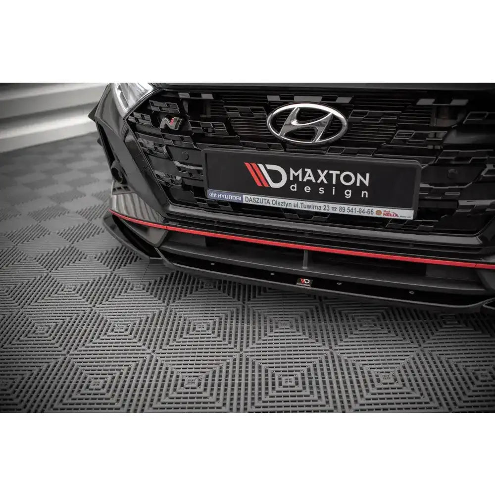 Front lip på Hyundai I20 N Mk3 med sportslig grill, Maxton Design-logo og rød dekorlinje.