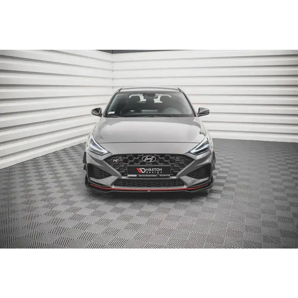 Frontsplitter på Hyundai I30 N Mk3 Facelift med røde detaljer og Maxton-logo i lyst rom.