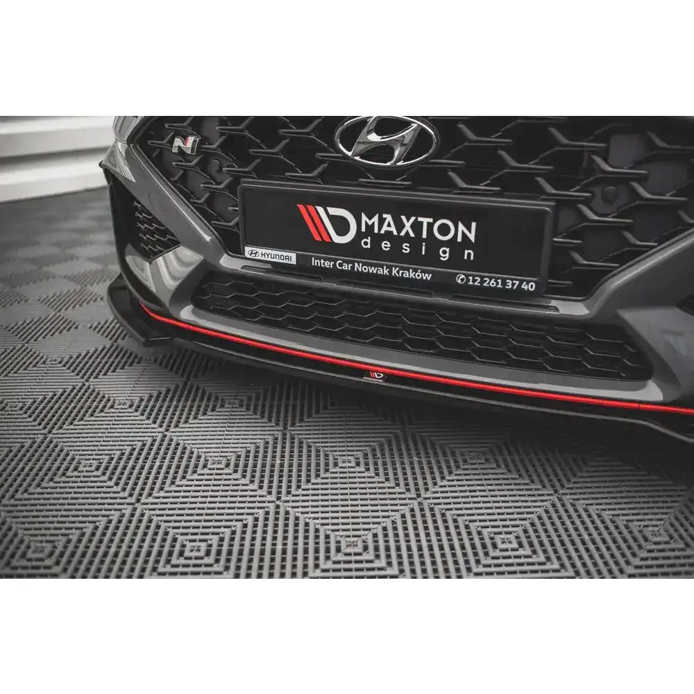 Front lip på Hyundai I30 N Hatchback Mk3 Facelift, blank svart med rød stripe, nærbilde forfra.