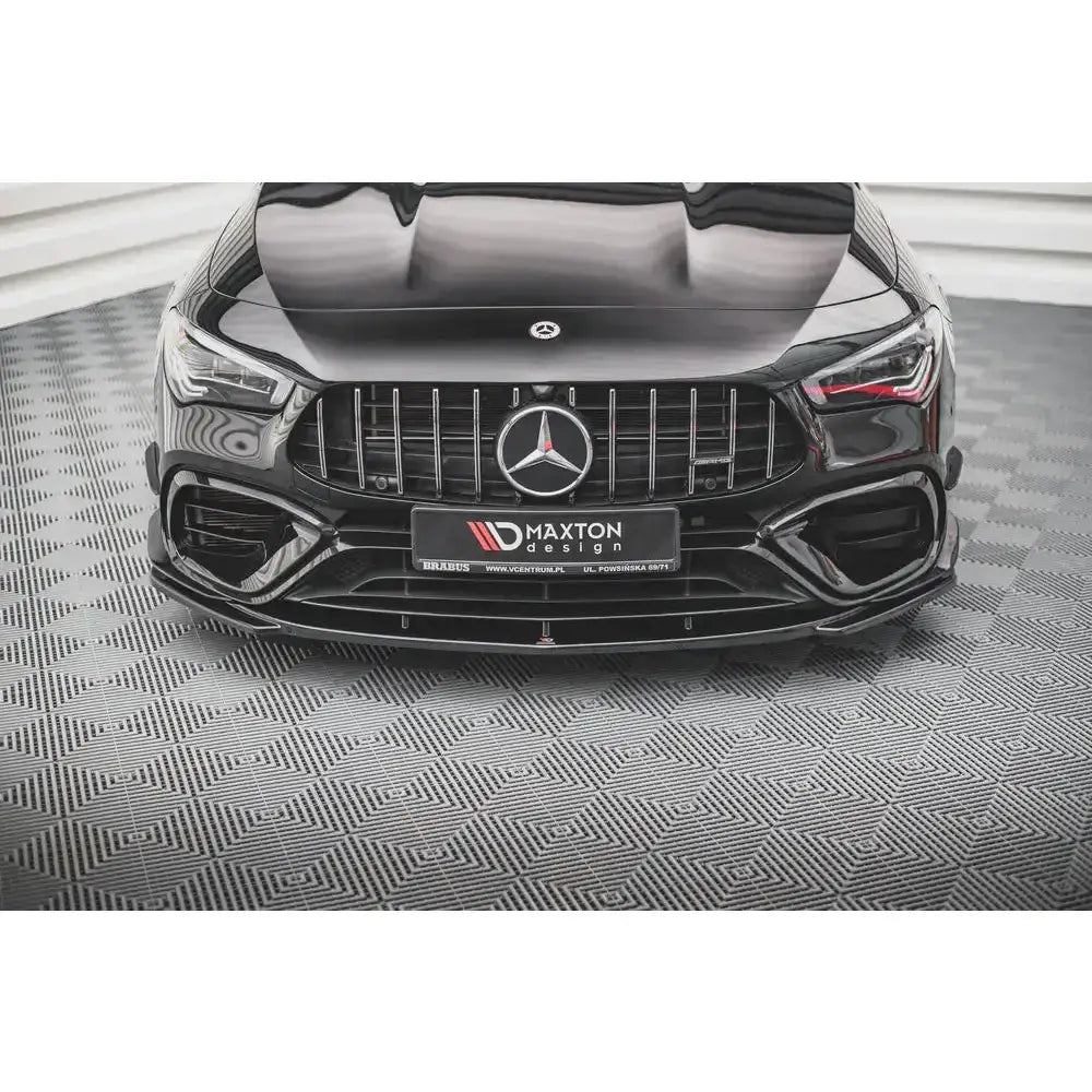 Frontsplitter på Mercedes-AMG CLA 45 Aero C118 med blank sort finish og markert frontspoiler.