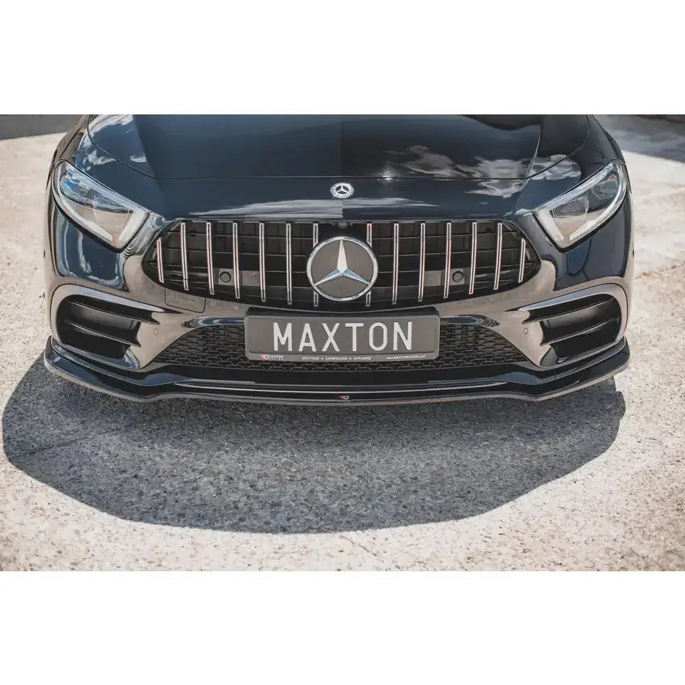 Frontsplitter til Mercedes-Benz CLS Amg-Line C257, svart med kromdetaljer sett rett forfra.
