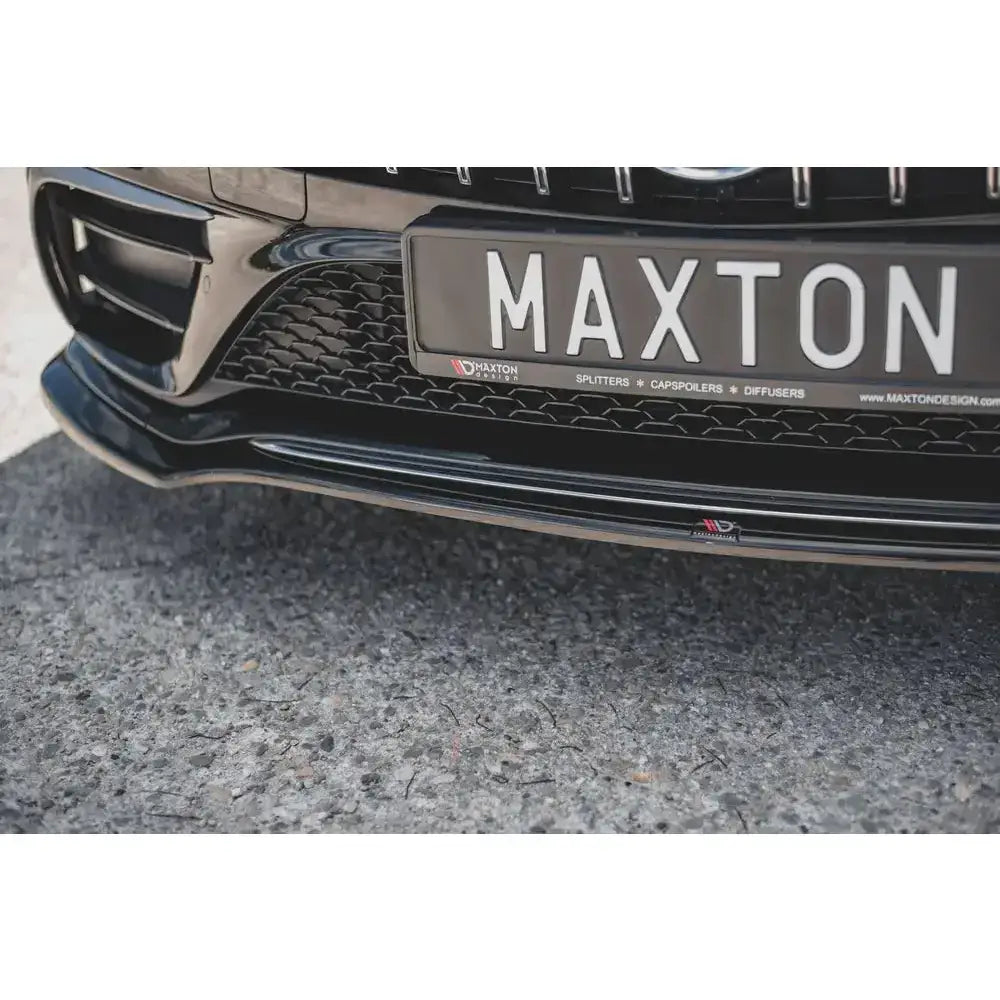 Front splitter til Mercedes-Benz CLS Amg-Line C257 i sort glans med Maxton-logo, sett forfra mot asfalt.