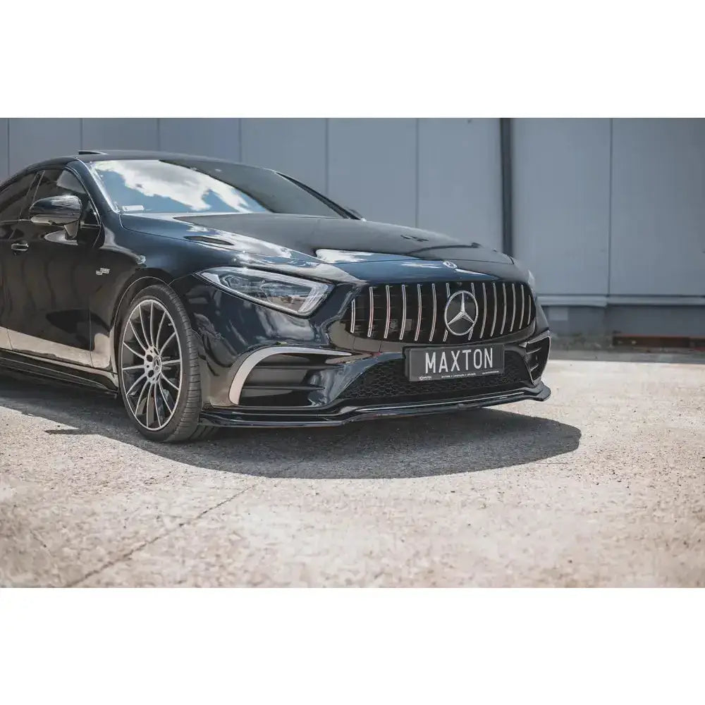 Frontleppe V.3 Mercedes-Benz CLS Amg-Line C257 med sølvdetaljer og fler-eike felger sett fra siden.