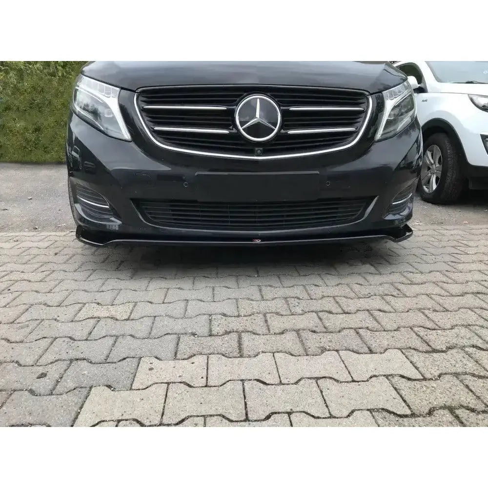 Frontspoiler til Mercedes V-Class W447, sort med kromdetaljer og markant grill sett forfra.