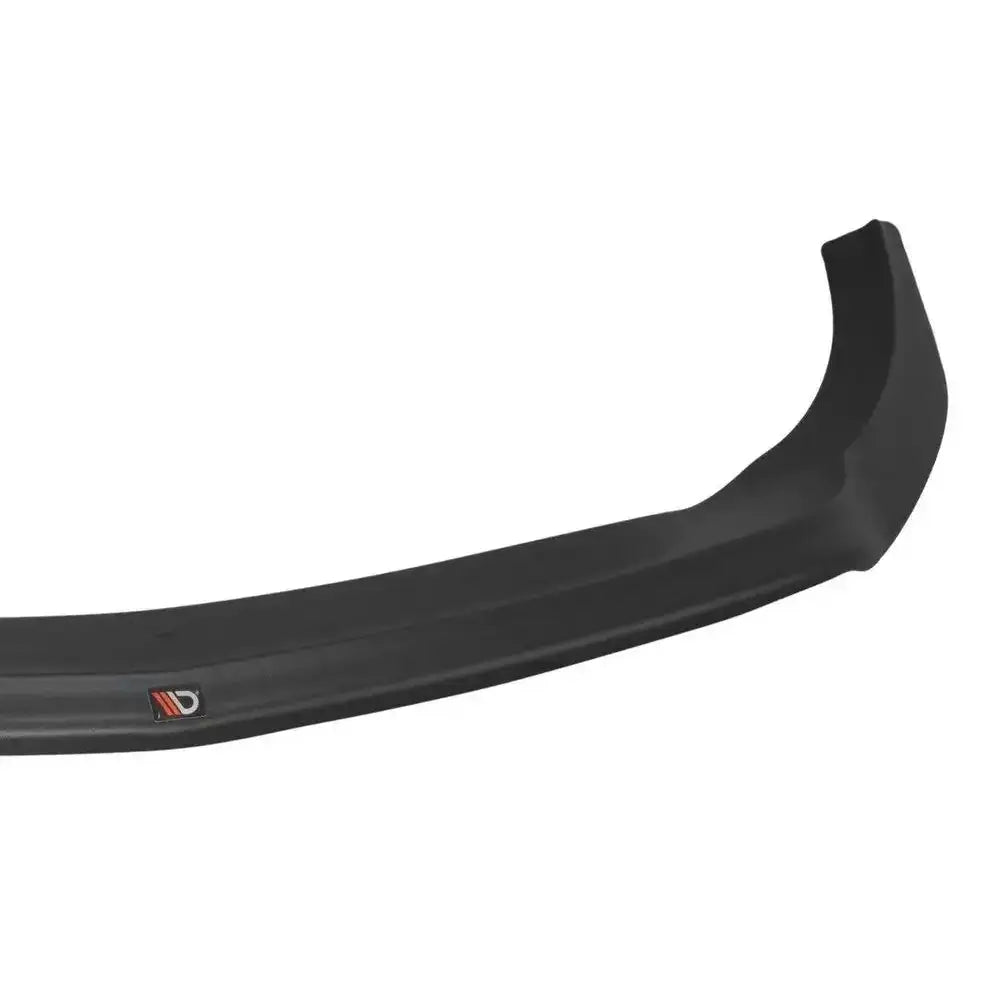 Front splitter for Mercedes V-Class W447, sort plastspoiler med logo, nærbilde fra skrå vinkel.