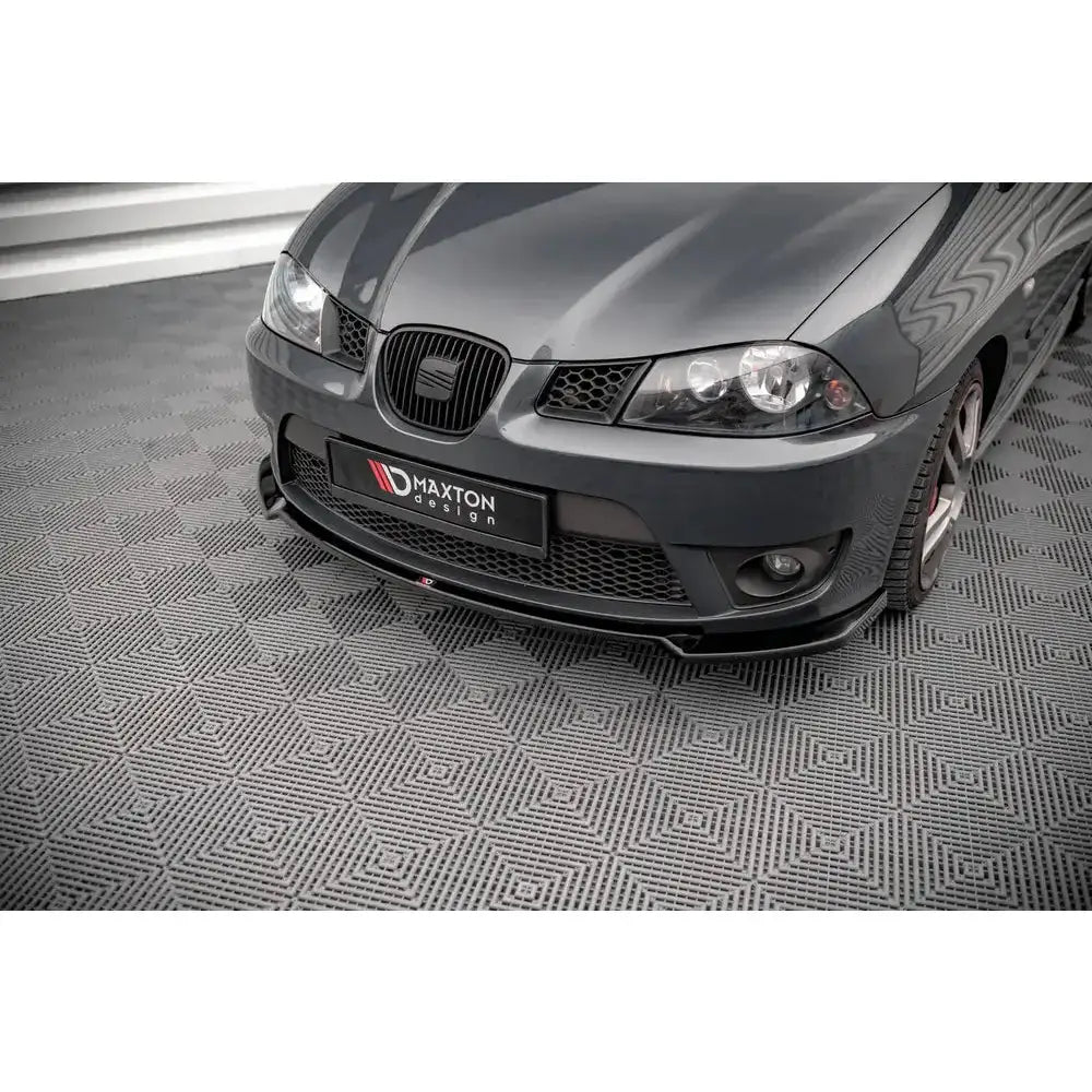Frontsplitter på Seat Ibiza Cupra Mk3, svart tilbehør montert under grå støtfanger.