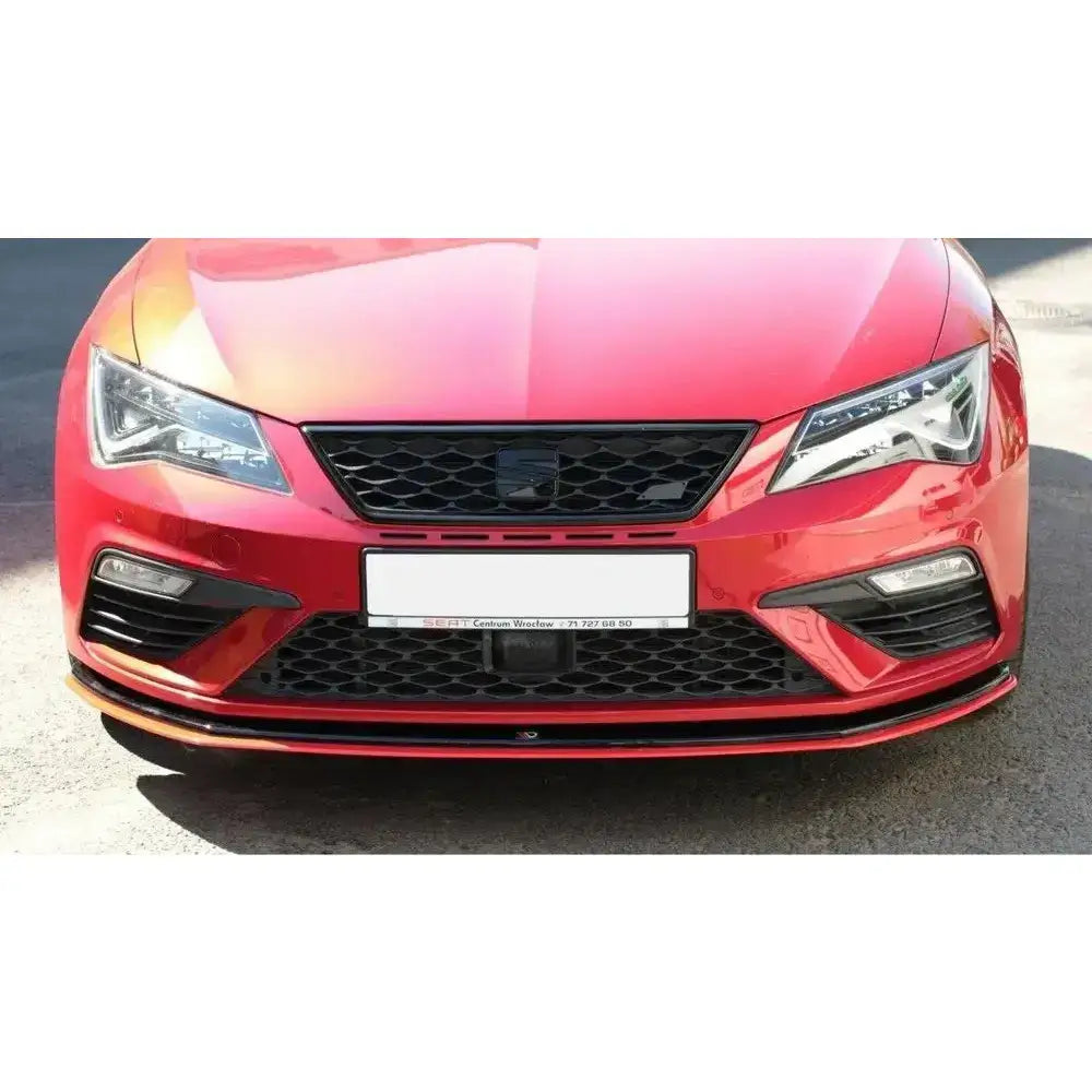 Frontsplitter på Seat Leon Mk3 Cupra med sort spoiler og rød kant sett forfra mot asfalt.