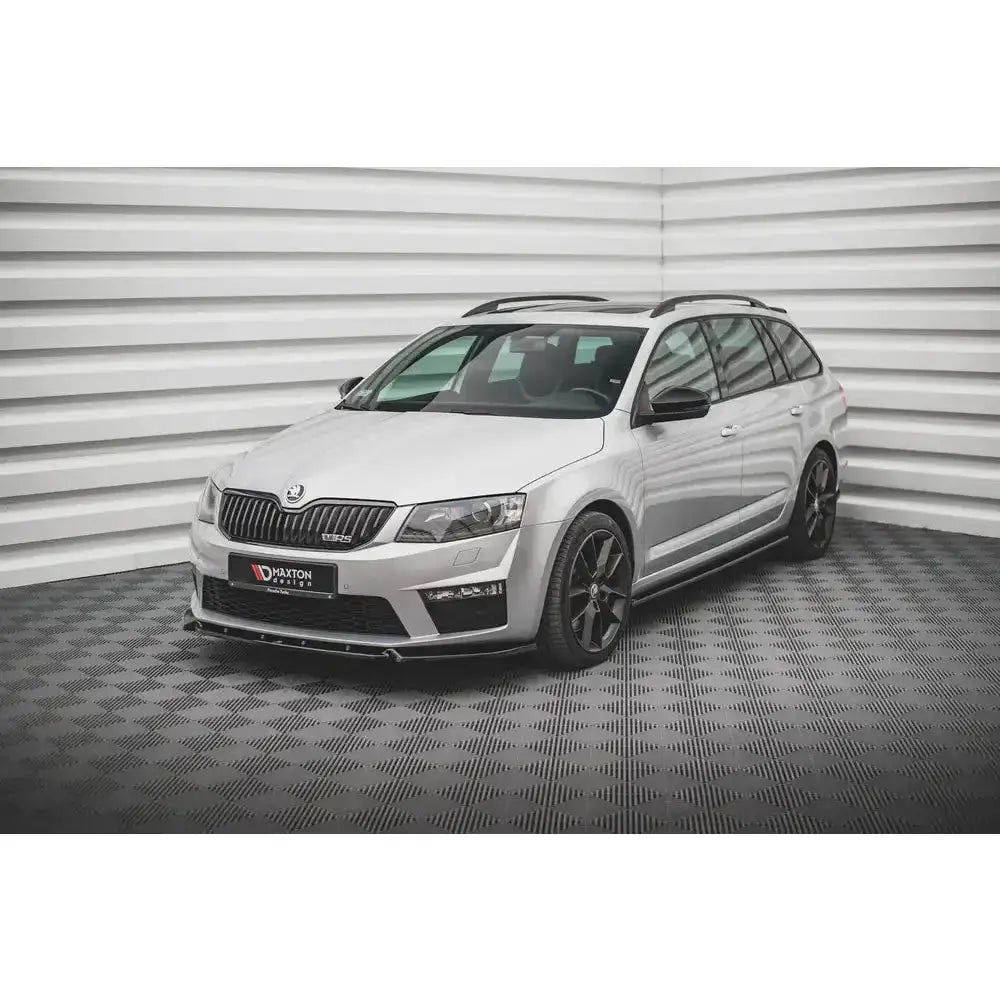 Frontspoiler på Skoda Octavia RS Mk3 13-16 stasjonsvogn med svarte felger i lyst rom.