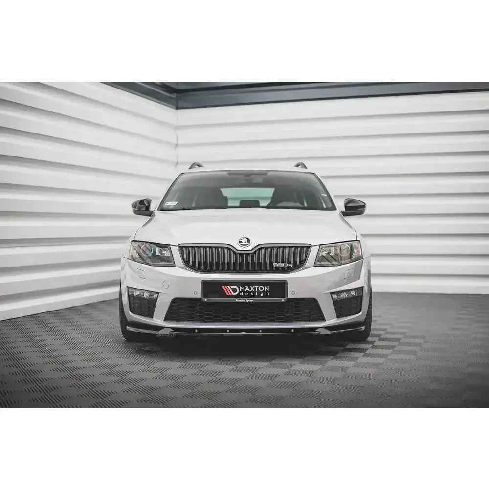 Frontsplitter på Skoda Octavia RS Mk3 13-16, sett rett forfra med sorte detaljer på grill og støtfanger.