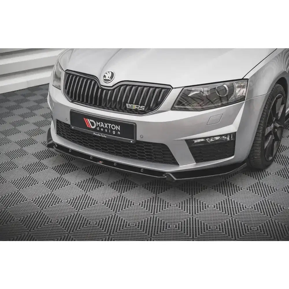 Front lip på Skoda Octavia RS Mk3 med svart frontsplitter og svarte felger sett fra skrå vinkel.