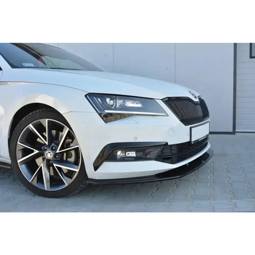Front splitter på Skoda Superb III med sort frontspoiler, LED-frontlys og tofargede aluminiumsfelger.