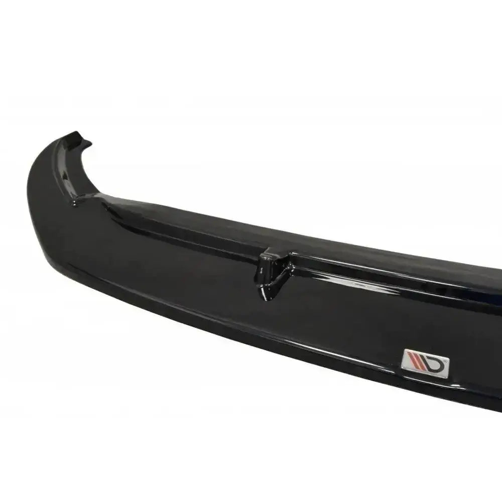Frontsplitter til Skoda Superb III V.3 i blank sort plast, sett fra skrå vinkel med synlig logo.