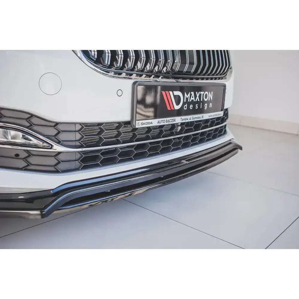 Frontsplitter til Skoda Superb Mk3 FL i sort glanset plast montert på nedre del av bilfanger.