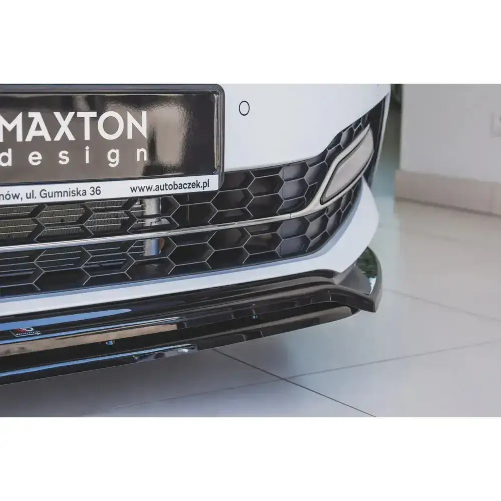 Front lip til Skoda Superb Mk3 FL, nærbilde av blank, sort frontsplitter og sekskantet grill.