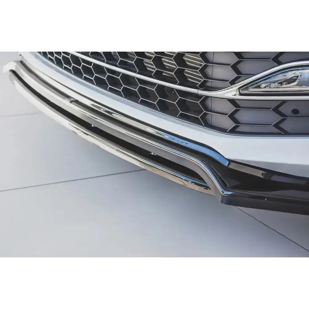 Front splitter detaljbilde av bilgrill med sekskantet mønster og kromdetaljer på Skoda Superb Mk3 FL.