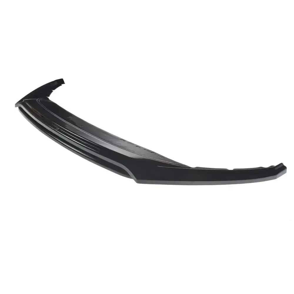 Frontspoiler til Skoda Superb Mk3 FL, sort plast med markerte linjer, vist fra skrå vinkel.