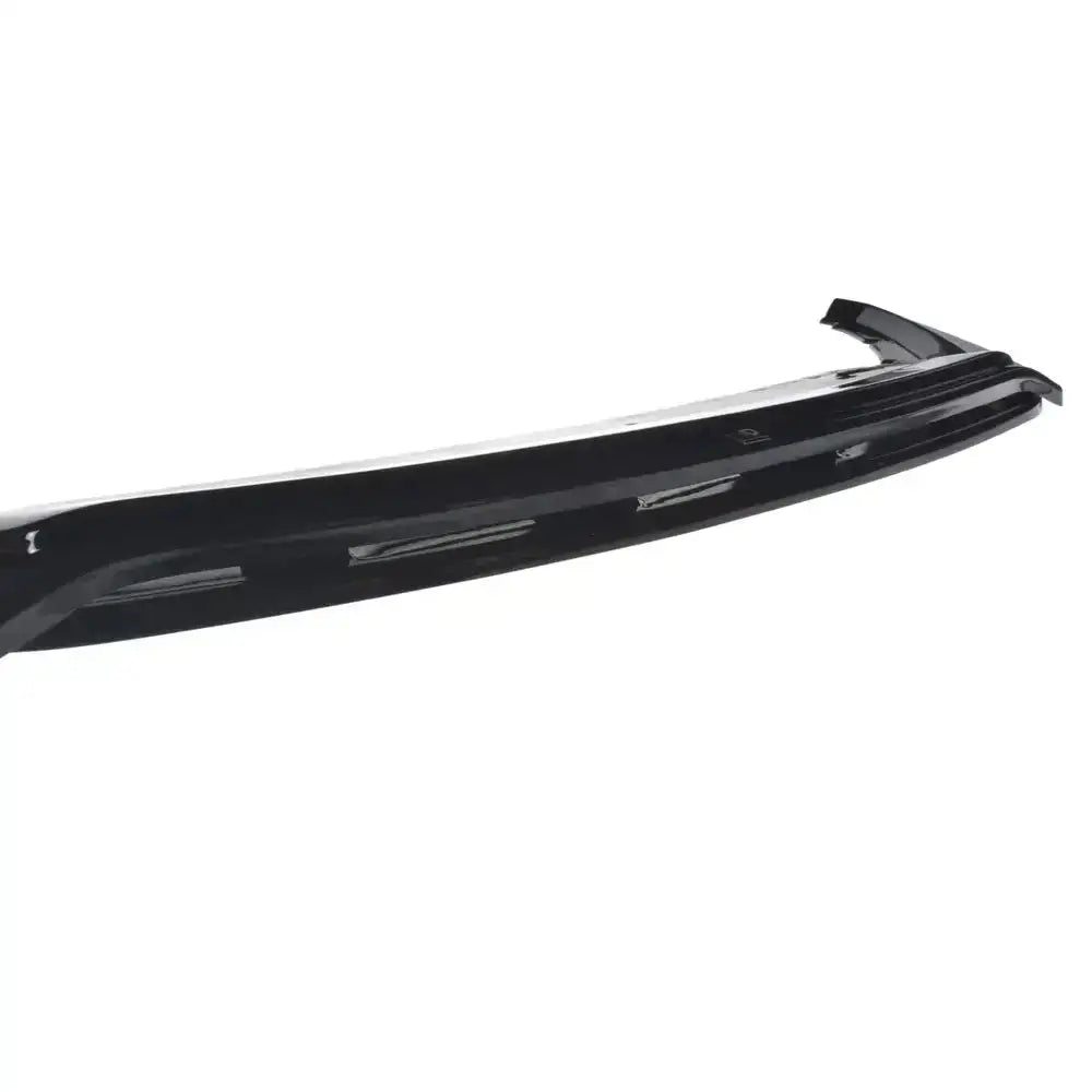 Frontsplitter til Skoda Superb Mk3 FL, svart plast med rektangulære åpninger, skrå vinkel mot hvit bakgrunn.