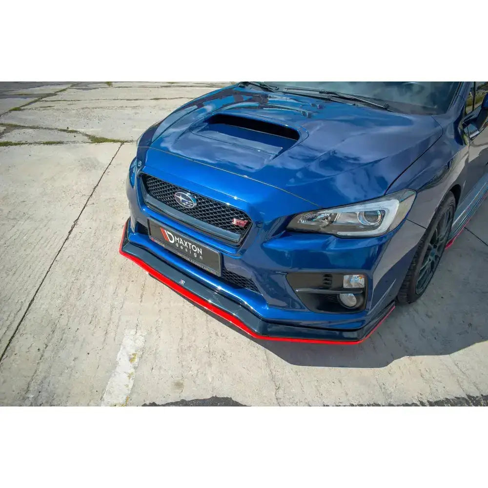 Frontsplitter på Subaru WRX STI V.3 med sort spoiler og rød kant, sett skrått forfra på betongunderlag.