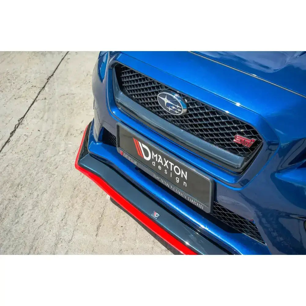 Front lip til Subaru WRX STI V.3, svart med rød kant og Maxton Design-logo, nærbilde av fronten.