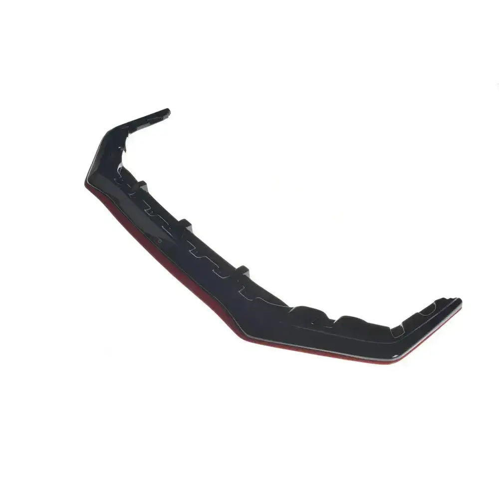Frontsplitter til Subaru WRX STI V.3 i svart plast med røde detaljer, sett fra skrå vinkel mot hvit bakgrunn.