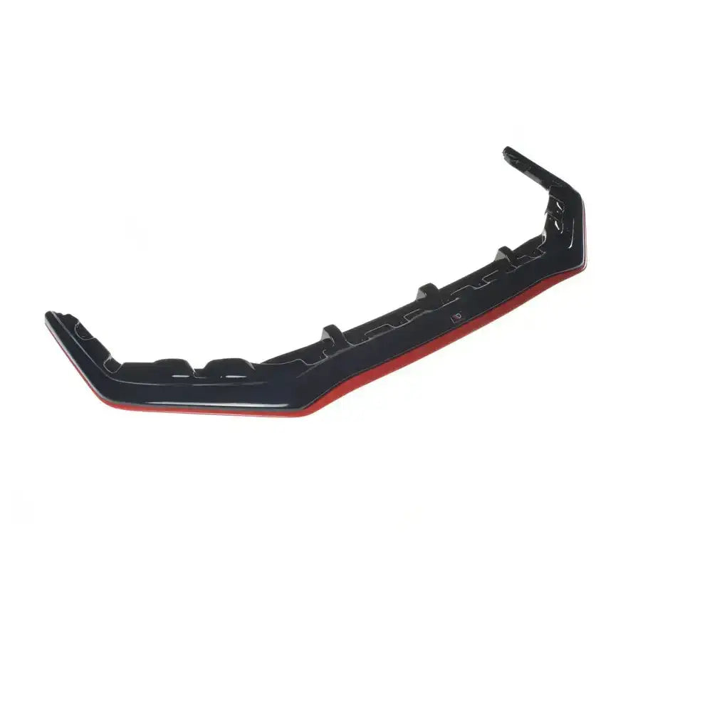 Front lip på Subaru WRX STI V.3 i sort plast med rød kant, sett fra skrå toppvinkel.