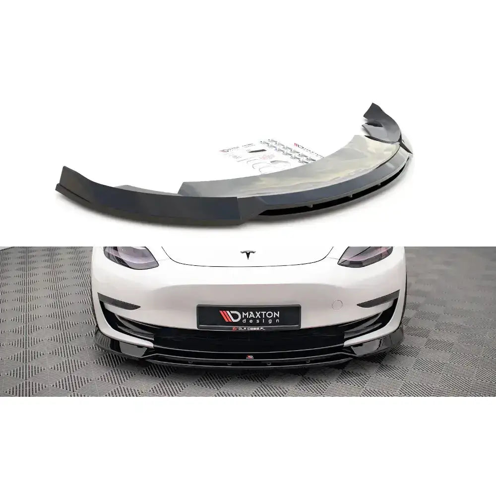 Frontleppe V.3 Tesla Model 3 i sort plast, vist montert på hvit bil med kantet design.
