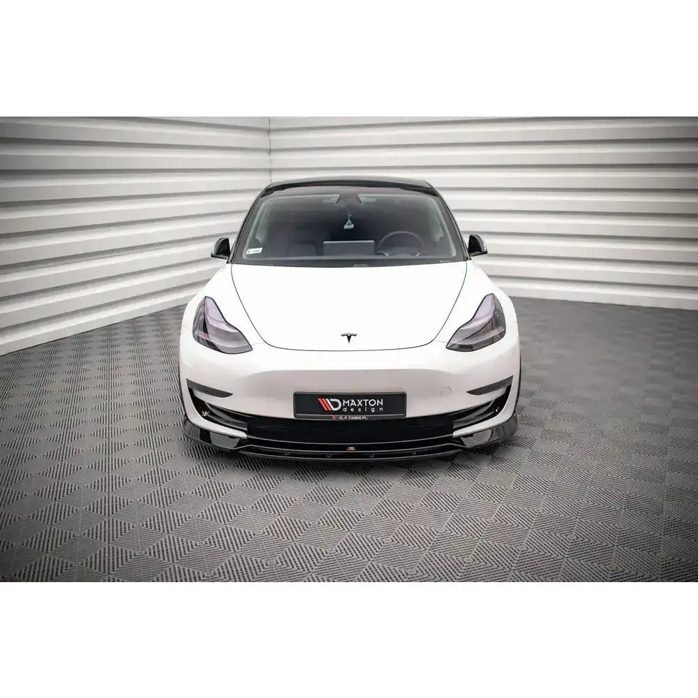 Frontspoiler på hvit Tesla Model 3 med svart Maxton Design frontleppe sett rett forfra.