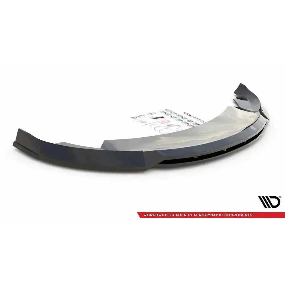 Front splitter V.3 Tesla Model 3 i svart plast, sett fra skrå vinkel med monteringsanvisning og tilbehør.