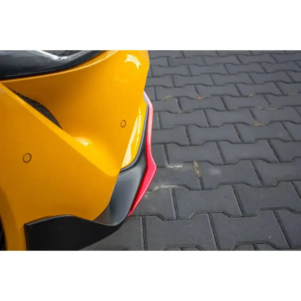 Front lip på Toyota Supra Mk5 V.3, nærbilde av gul fanger med svarte og røde detaljer.