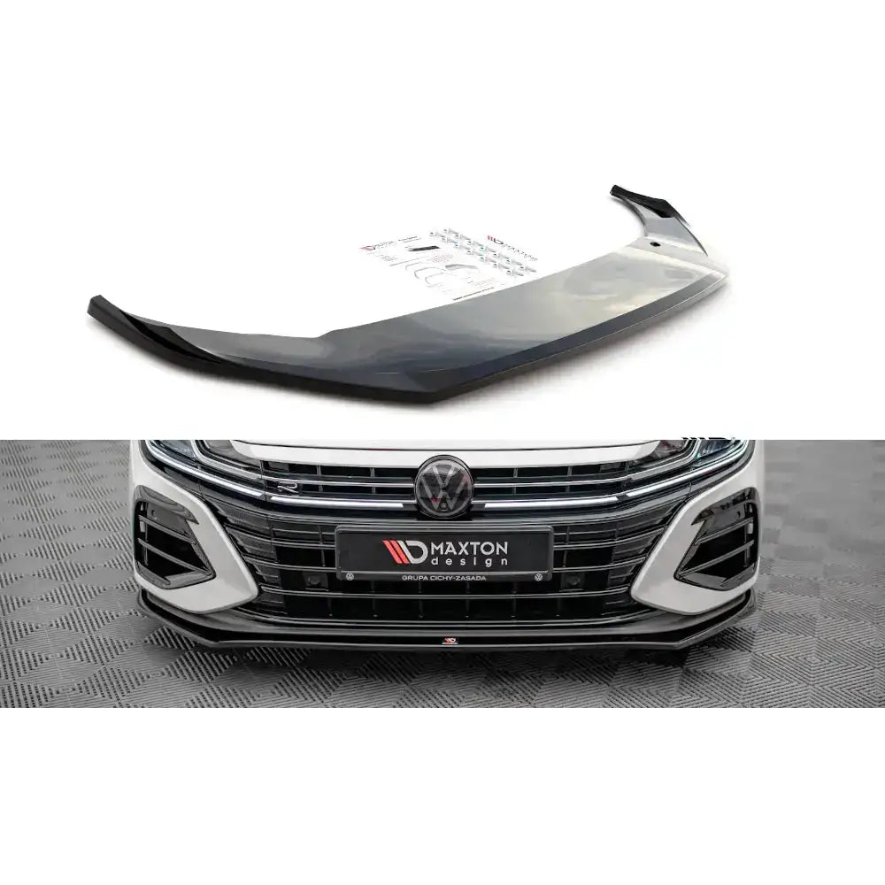 Frontleppe V.3 til Volkswagen Arteon R 20- i sort glanset plast, vist fra skrå vinkel og montert på bil.
