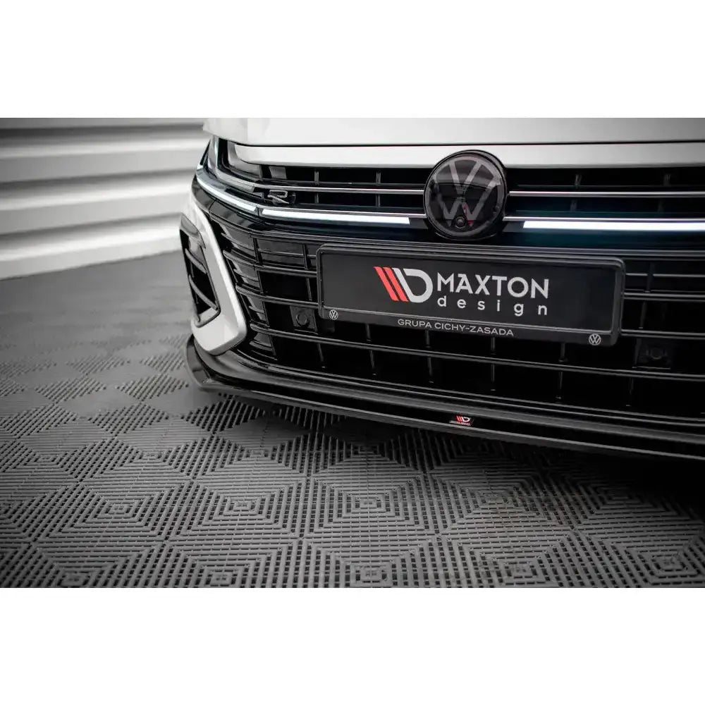 Frontsplitter Volkswagen Arteon R V.3 i svart glans med Maxton Design-logo sett forfra og nedenfra.