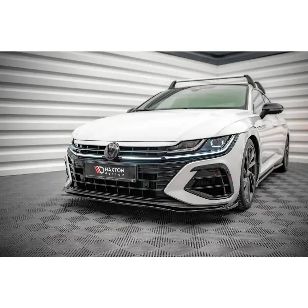 Front lip på Volkswagen Arteon R med svart frontspoiler, skarpe LED-lys og sportslige detaljer.