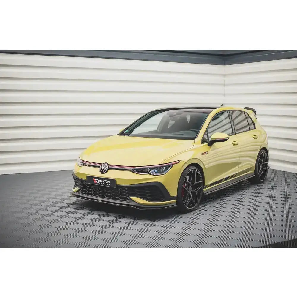 Frontsplitter på Volkswagen Golf 8 GTI Clubsport V.3, gul bil med svart tak og felger i lyst rom.