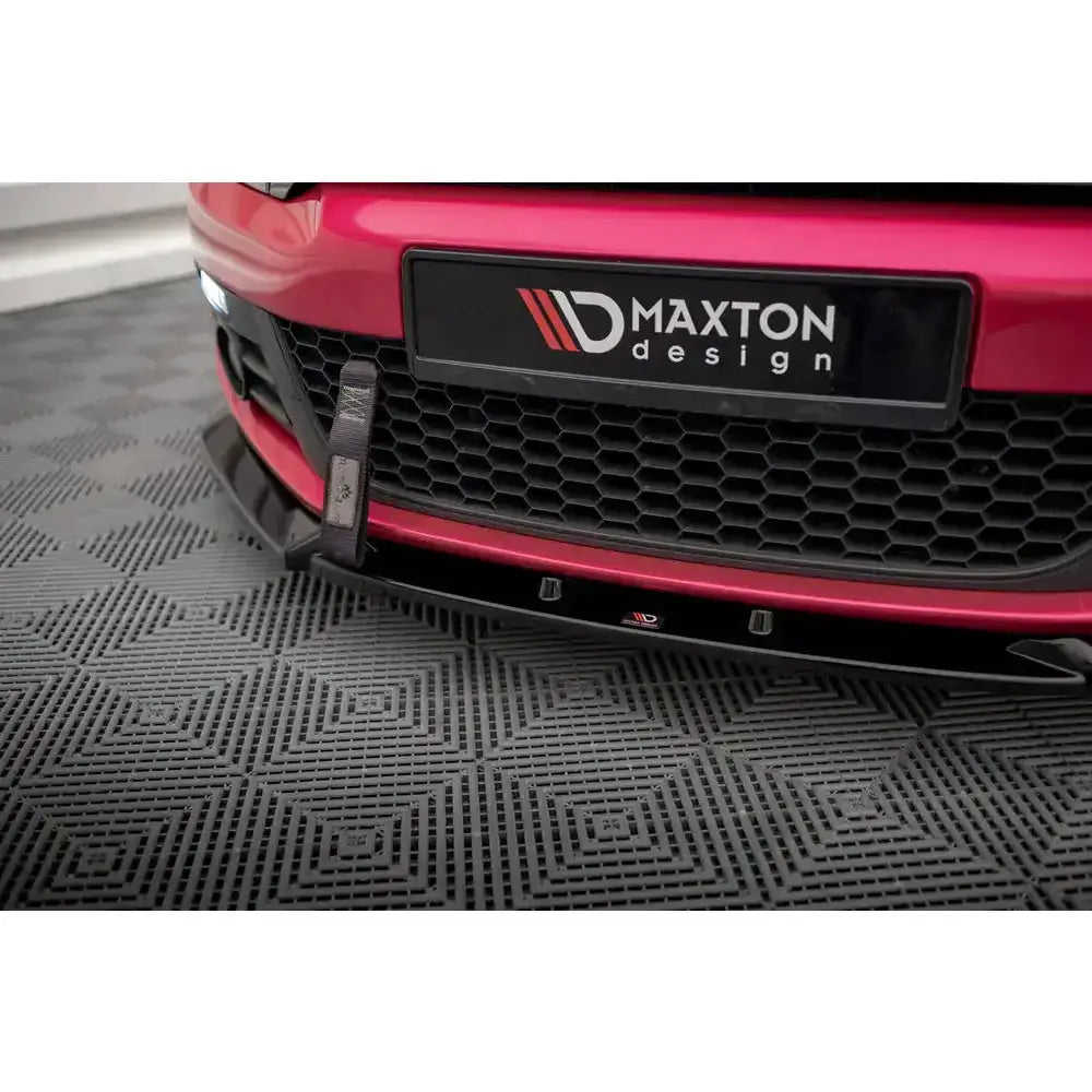 Frontsplitter til Volkswagen Scirocco Mk3 med sort spoiler og Maxton Design-logo, nærbilde foran.