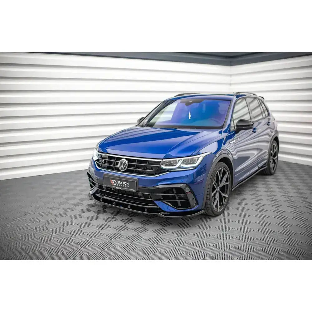 Frontspoiler på metallic blå Volkswagen Tiguan R-Line Mk2 Facelift med sorte detaljer og store felger.