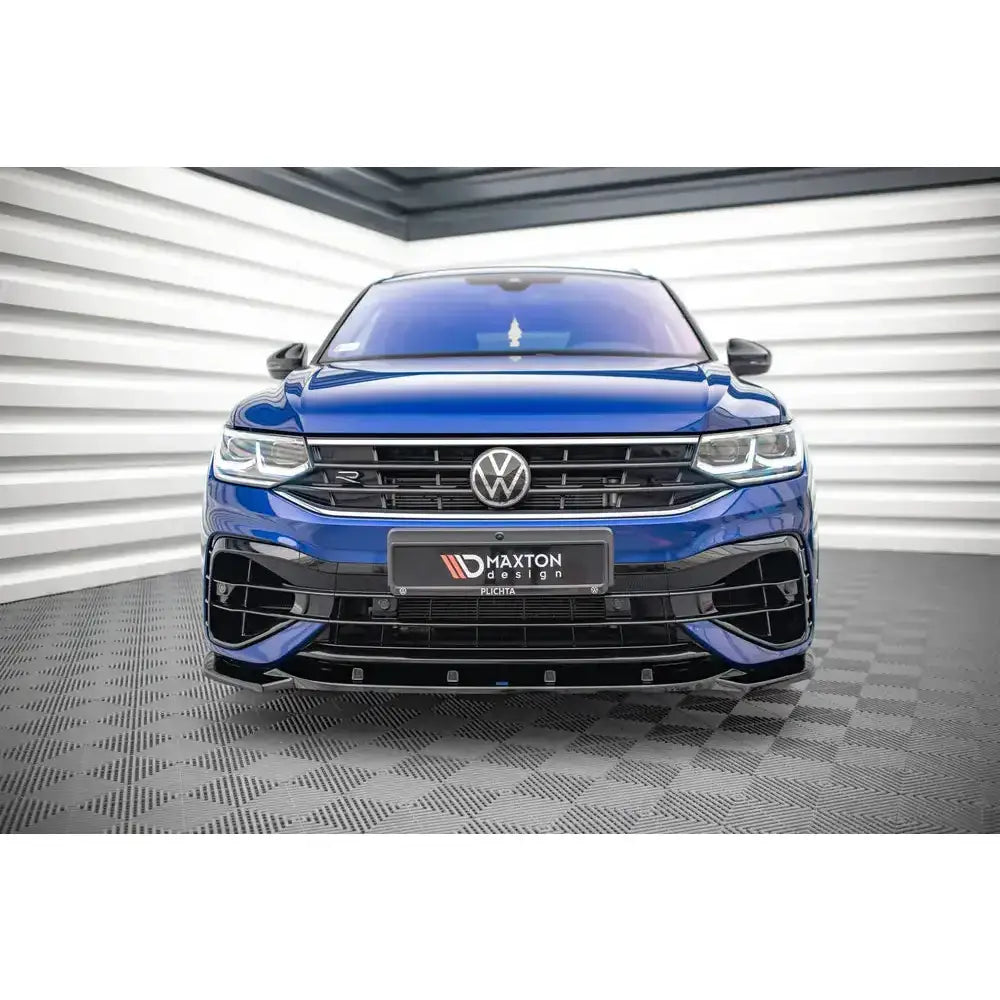 Frontsplitter på Volkswagen Tiguan R V.3 sett rett forfra med kromdetaljer og sportslig frontfanger.