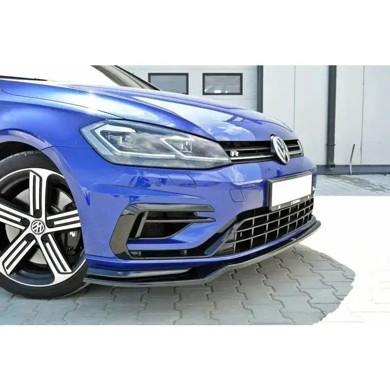 Frontsplitter på blå VW Golf VII R Facelift, fokus på frontfanger, grill og venstre hovedlykt.