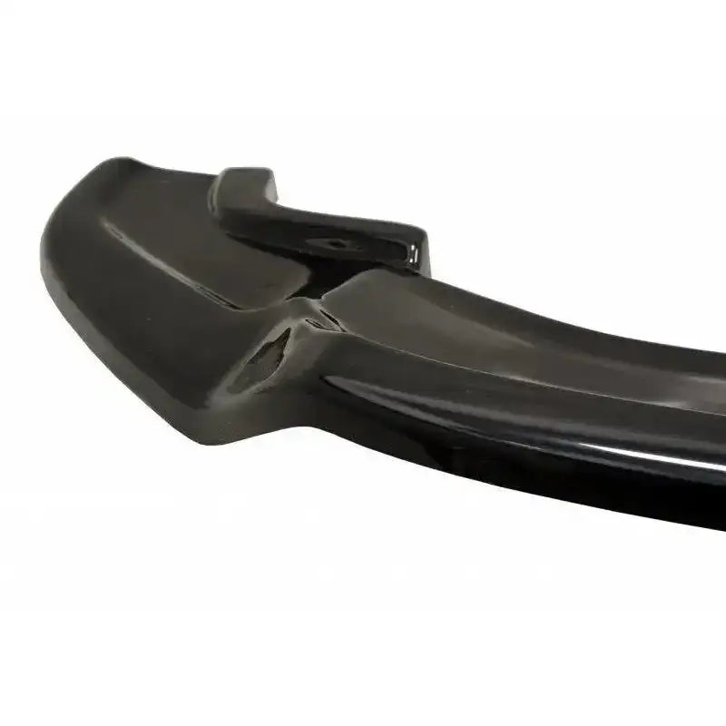 Front splitter V.3 til VW Golf VII R facelift i sort, glanset plast med markerte kanter og detaljer.
