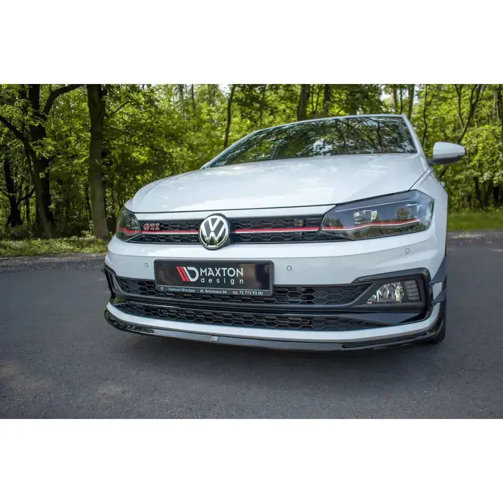 Frontspoiler på Vw Polo GTI MK6 med svart og rød grill, splitter og Maxton Design-logo på skiltet.