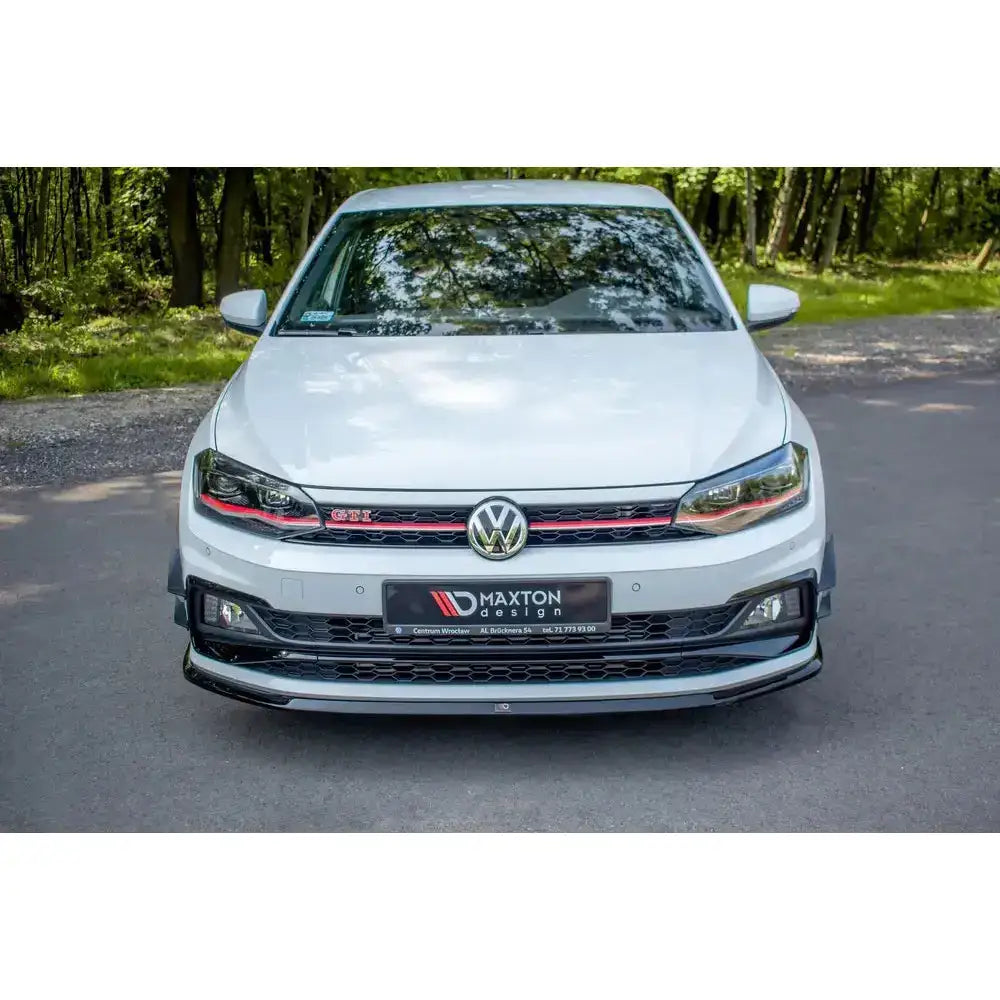Frontsplitter på VW Polo GTI MK6 med røde grilldetaljer og Maxton Design-logo på skiltet.