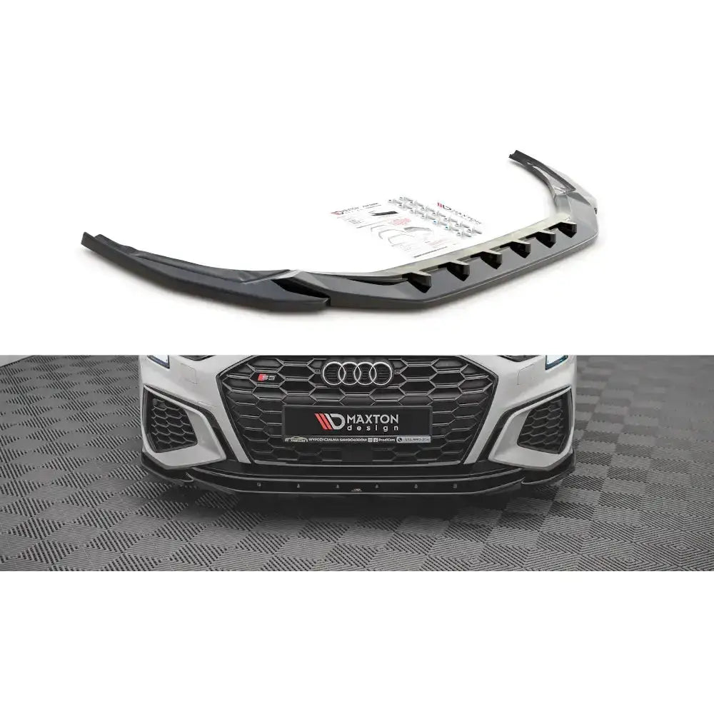 Frontleppe til Audi S3 A3 S-Line 8Y V.4 i svart plast, montert på bilens frontfanger.