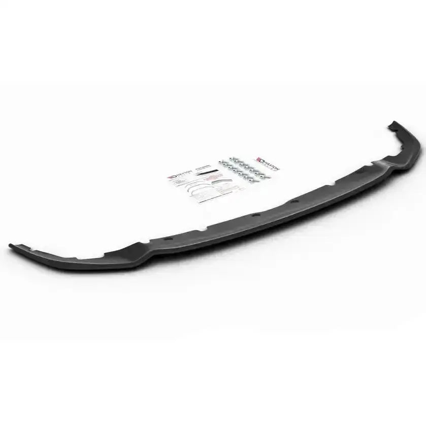 Frontleppe til BMW 1 F40 M-Pack i sort plast med monteringsutstyr og instruksjoner på hvit bakgrunn.