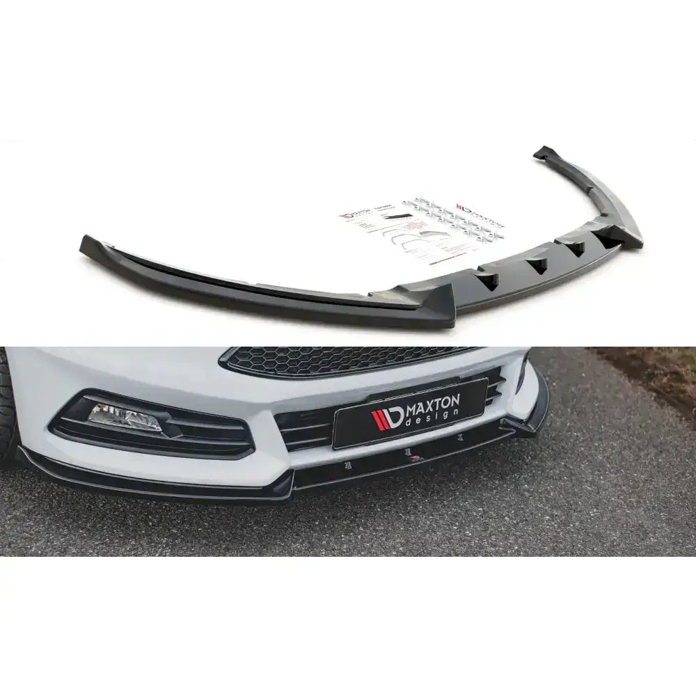 Frontleppe V.4 Ford Focus ST Mk3 Facelift i svart plast med vinklede detaljer, montert og separat vist.
