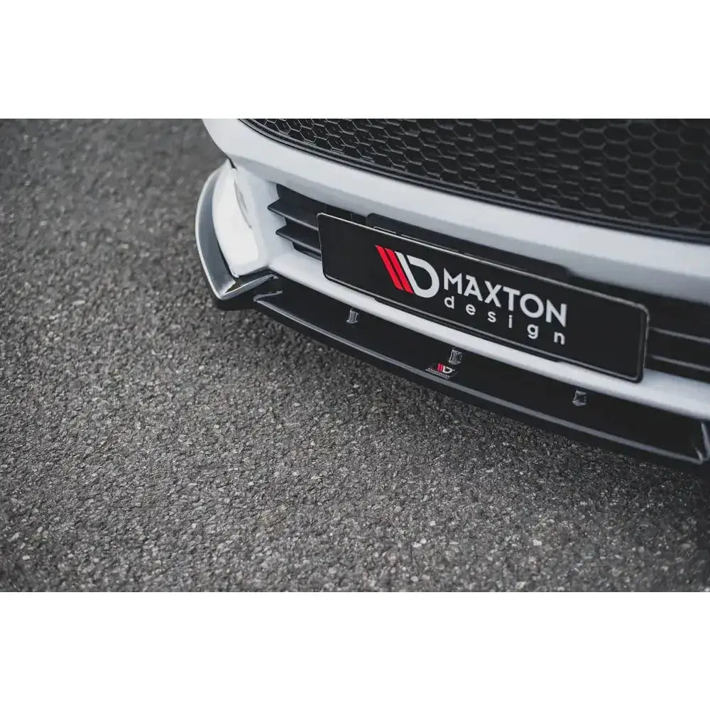 Front lip til Ford Focus ST Mk3 Facelift, sort plast med Maxton Design-logo montert på hvit bil.